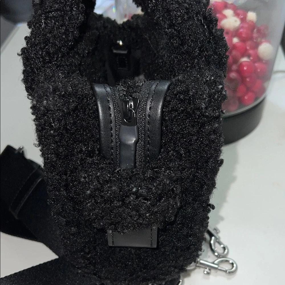Marc Jacobs black teddy The Tote crossbody - Picture 7 of 10